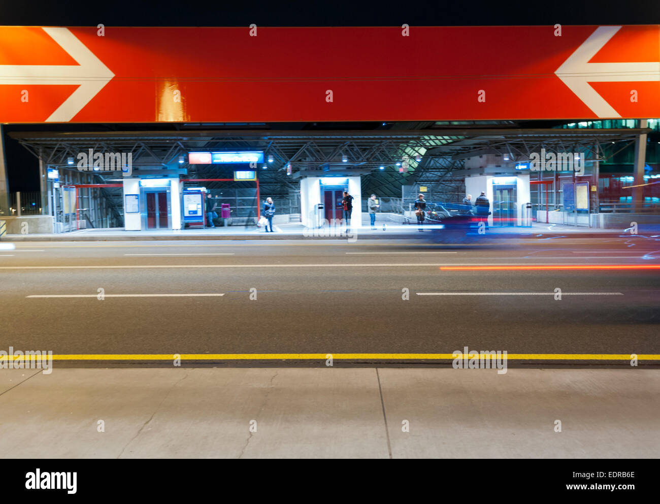 Pendolari e nighthawks sono in attesa di notte sulla piattaforma di Zurigo stazione Hardbrucke per bus. Foto Stock