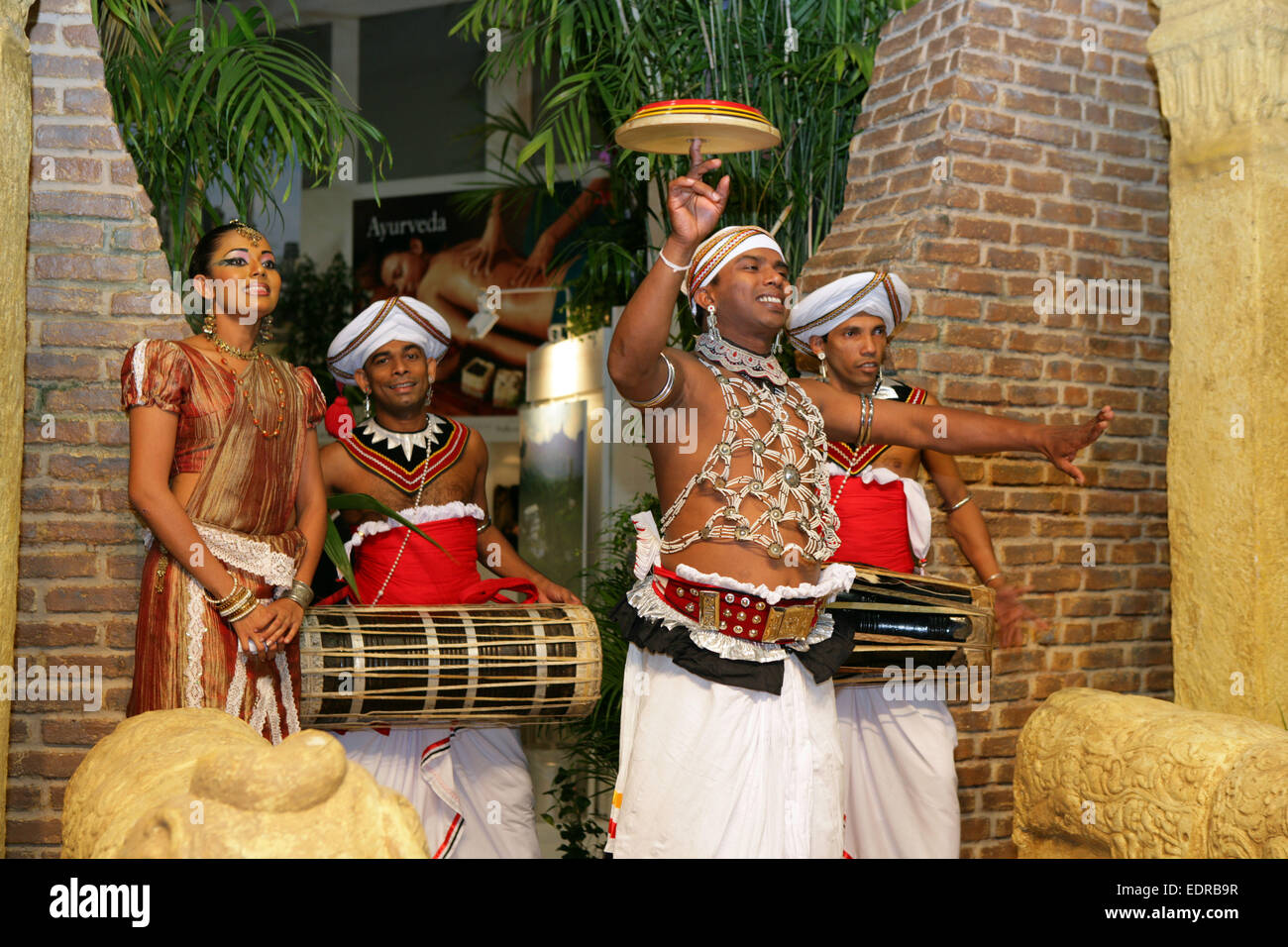 Sri Lanka Ceylon Mann Frau Taenzerin Musiker Trommel mostrano Tracht Kostuem Kleidung Einheimische tradizione Traditionell Brauch Kul Foto Stock
