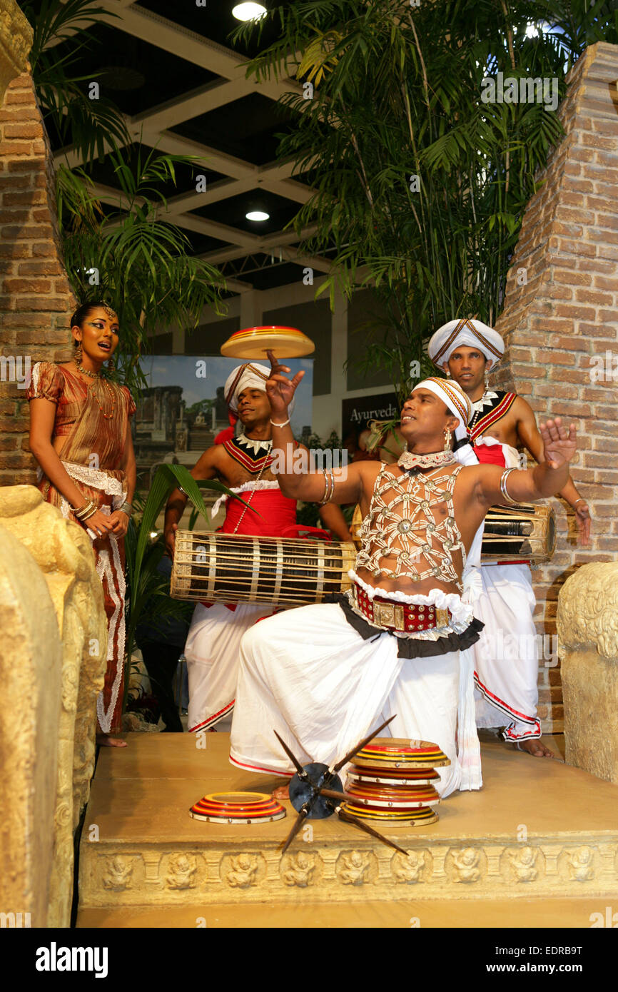 Sri Lanka Ceylon Mann Frau Taenzerin Musiker Trommel mostrano Tracht Kostuem Kleidung Einheimische tradizione Traditionell Brauch Kul Foto Stock