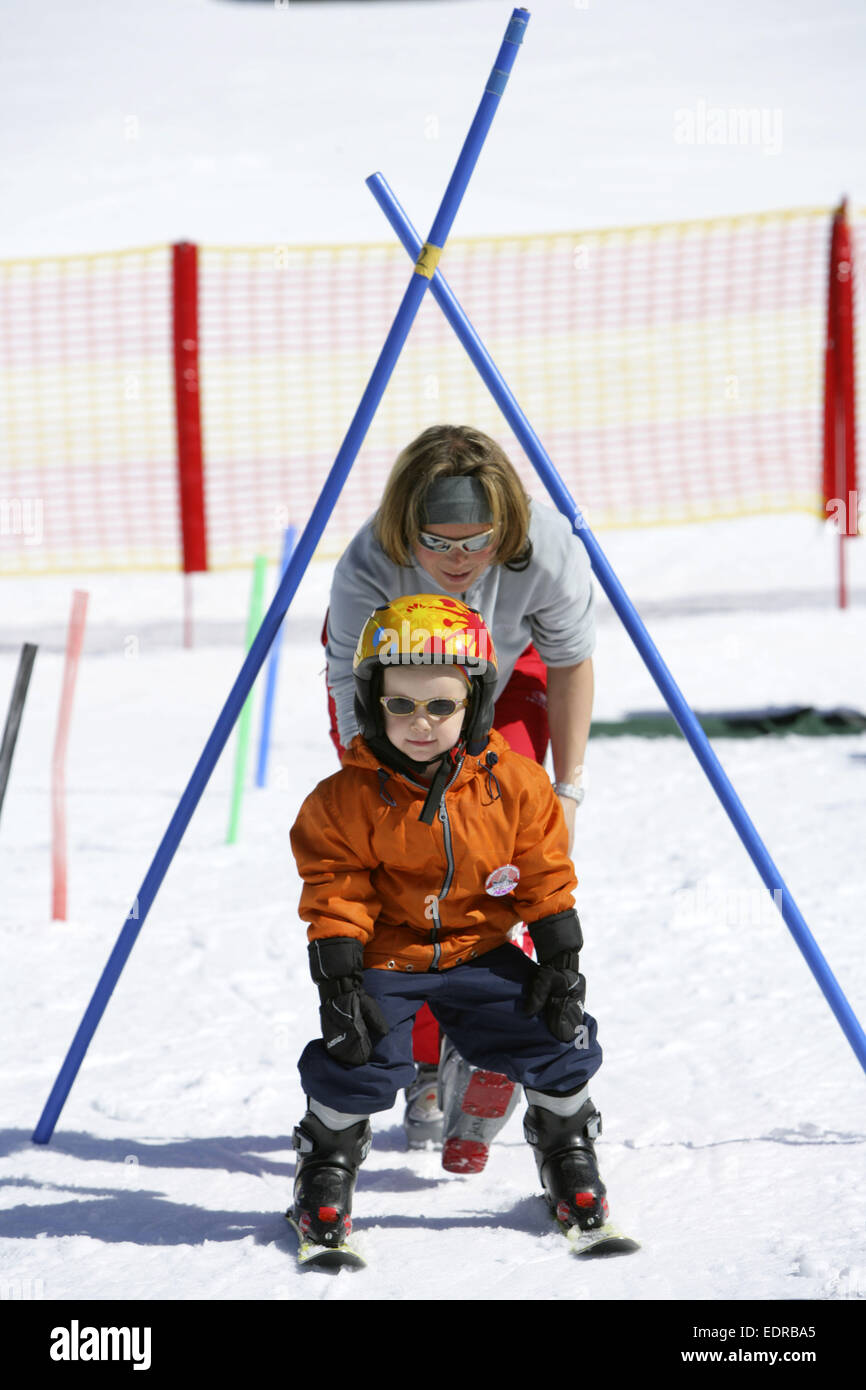 Skipiste, Skischule, Skilehrer, Skilehrerin, tipo, Kinder, inverno, Wintersport, Anfaenger, Skifahrer, Kinderskischule, Kinder-Sk Foto Stock