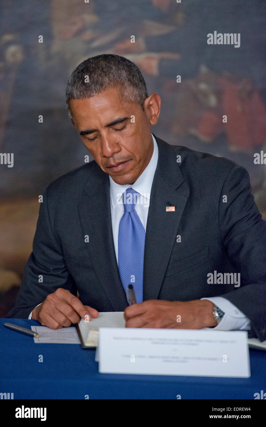 Washington DC, Stati Uniti d'America. 08 gen 2015. Il Presidente degli Stati Uniti Barack Obama segni un libro di condoglianze in onore di coloro i quali che sono stati uccisi in un attacco terroristico agli uffici di Charlie Hebdo magazine a Parigi, Francia ieri presso la sede dell' ambasciata di Francia a Washington, DC il Giovedi, 8 gennaio 2014. Del Presidente iscrizione recita "a nome di tutti gli Americani, esprimo la nostra profonda solidarietà . . . Credito: dpa picture alliance/Alamy Live News Foto Stock