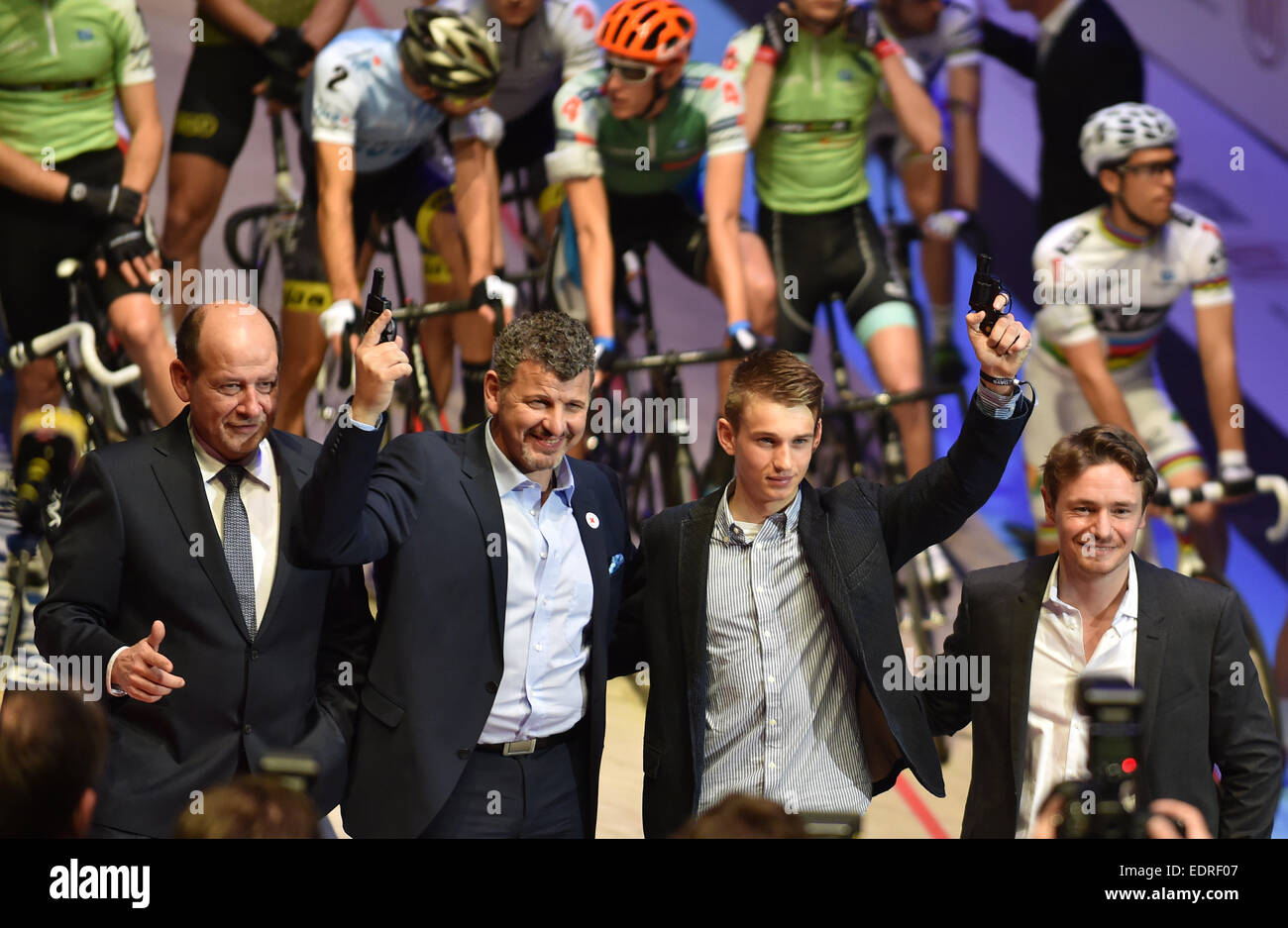 Bremen, Germania. 08 gen 2015. Il cantante Semino Rossi (2F1) e il ciclista Lennard Kaemna (3fL) fire il segnale di partenza per la cinquantunesima Bremen sei giorni di gara il prossimo ai direttori di Eventi & Sport Nord GmbH, Theo Buehrmann (R) e Hans Peter Schneider (L) nell'arena dell OVB in Bremen, Germania, 08 gennaio 2015. 24 piloti competere nel velodromo fino al 14 gennaio 2015. Foto: CARMEN JASPERSEN/dpa/Alamy Live News Foto Stock