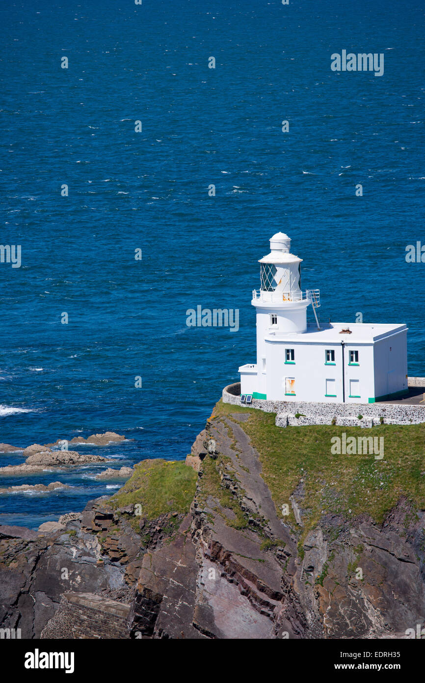 Speedboat passa Hartland Point Lighthouse, secolo XIX Il Grade ii Listed, Oceano Atlantico e del canale di Bristol nel nord-ovest del Devon Foto Stock