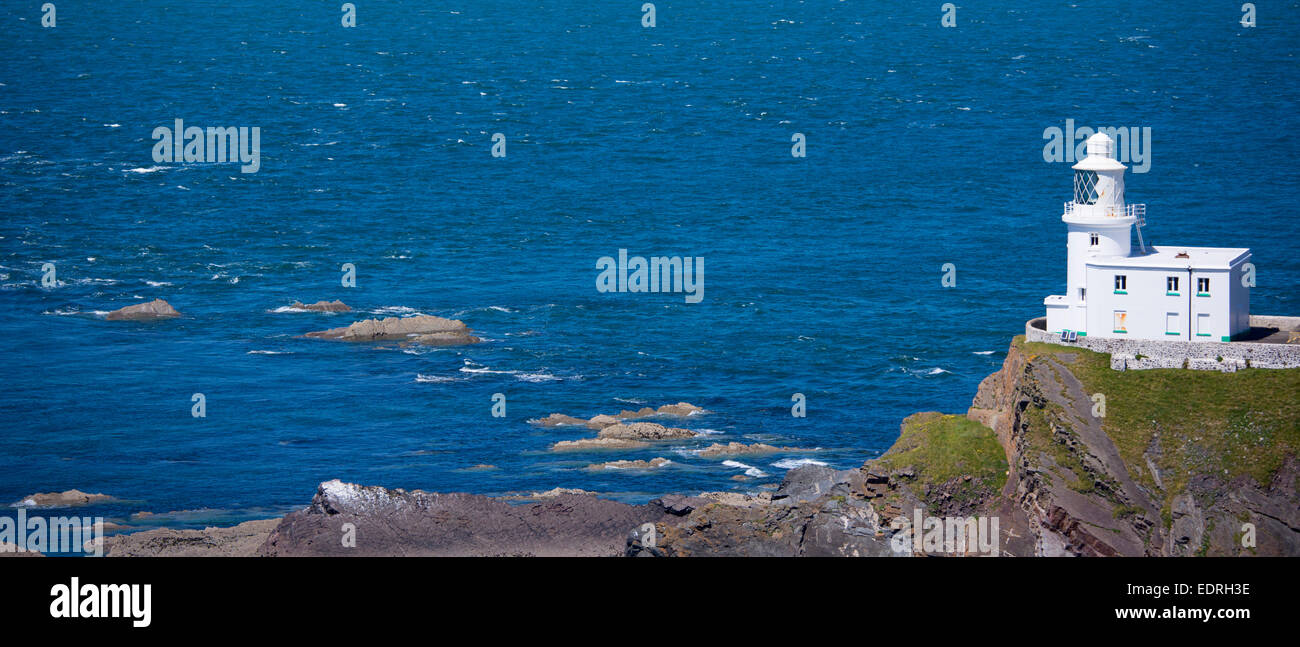 Speedboat passa Hartland Point Lighthouse, secolo XIX Il Grade ii Listed, Oceano Atlantico e del canale di Bristol nel nord-ovest del Devon Foto Stock