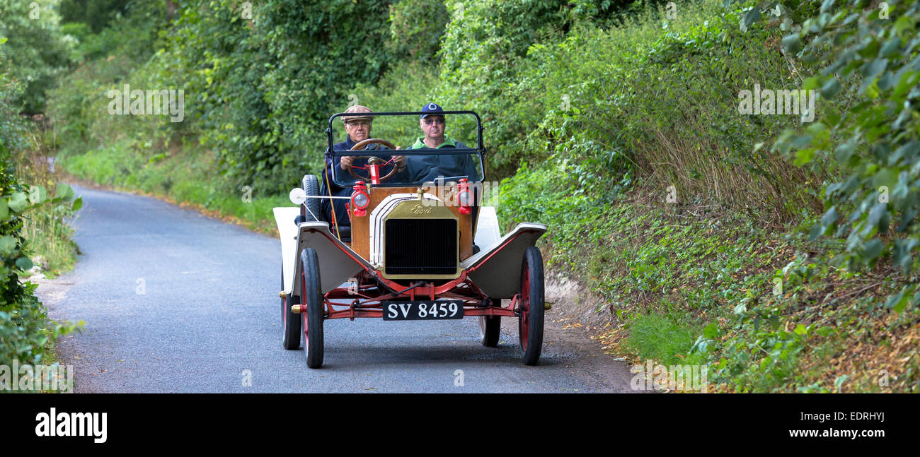Ben conservato veterano modello T Ford auto touring lungo il vicolo del paese in Cotswolds, REGNO UNITO Foto Stock