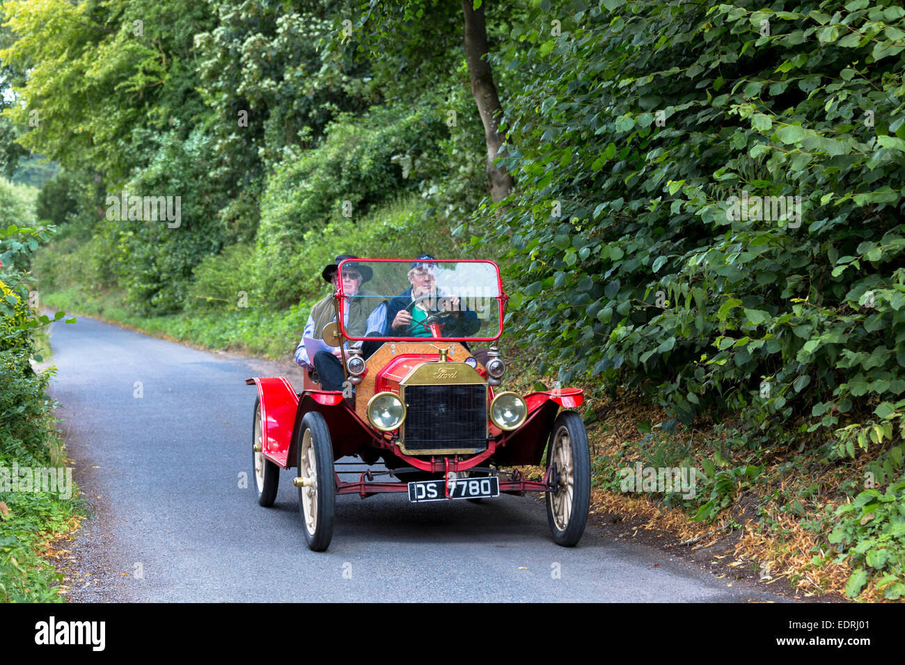 Ben conservato veterano modello T Ford auto touring lungo il vicolo del paese in Cotswolds, REGNO UNITO Foto Stock