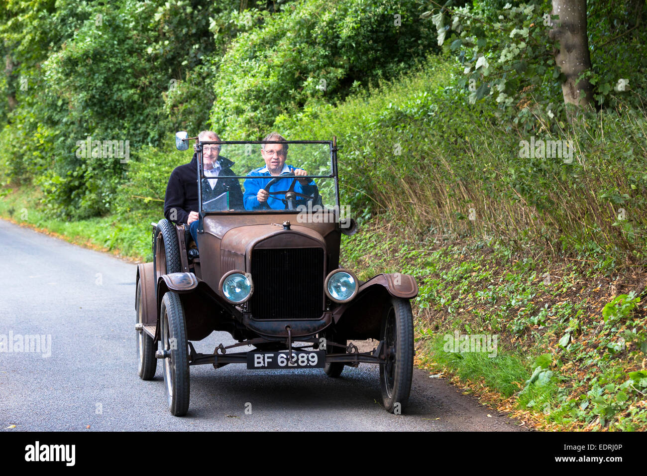Ben conservato veterano modello T Ford auto touring lungo il vicolo del paese in Cotswolds, REGNO UNITO Foto Stock
