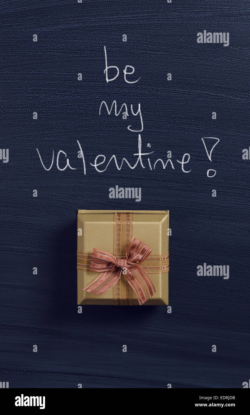 Confezione regalo con 'essere mio Valentine!' manoscritta su lavagna Foto Stock