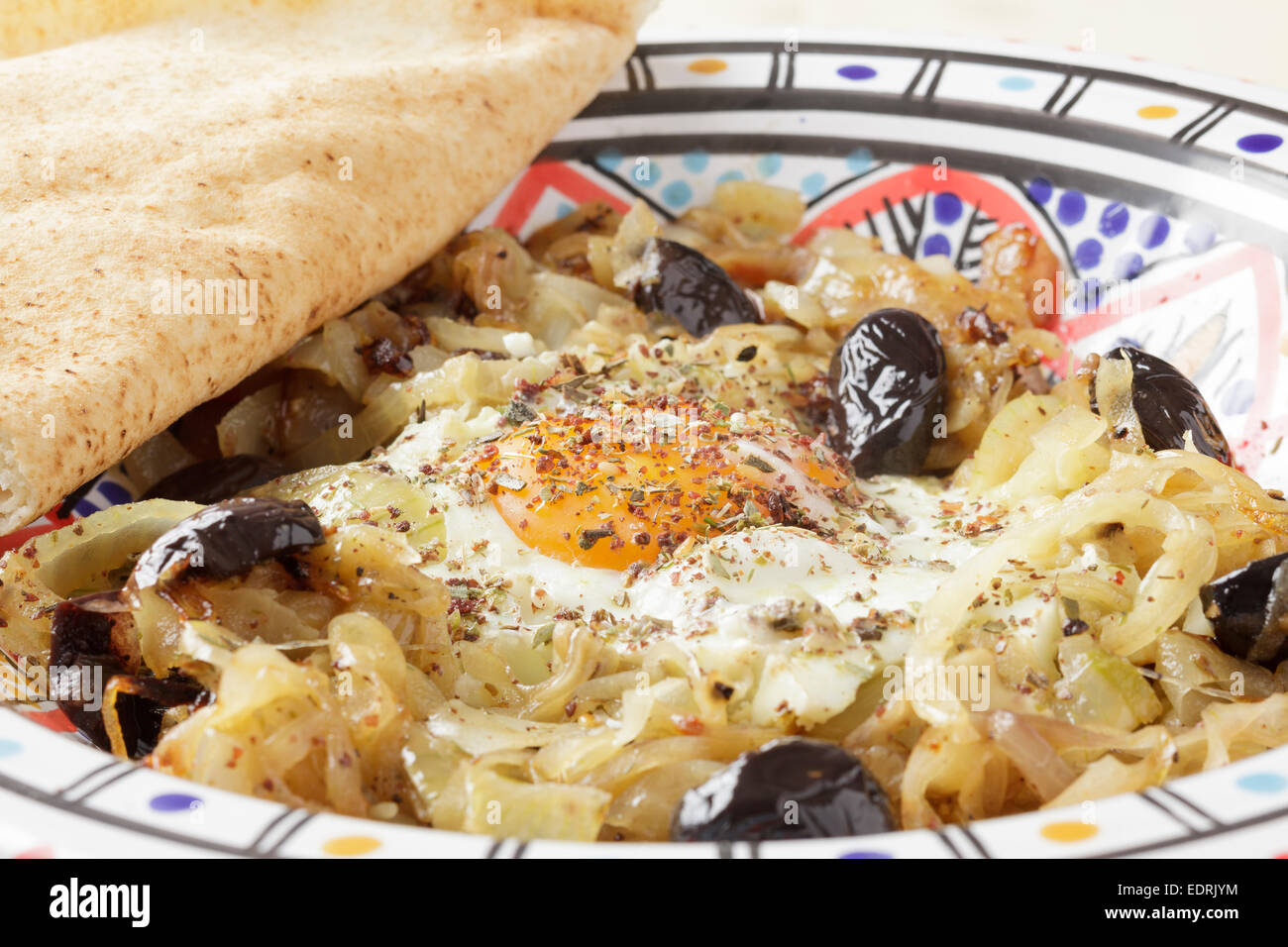 Piatto marocchino di cipolle, aglio, peperoncino, olive nere, l'uovo e Za'atar Foto Stock