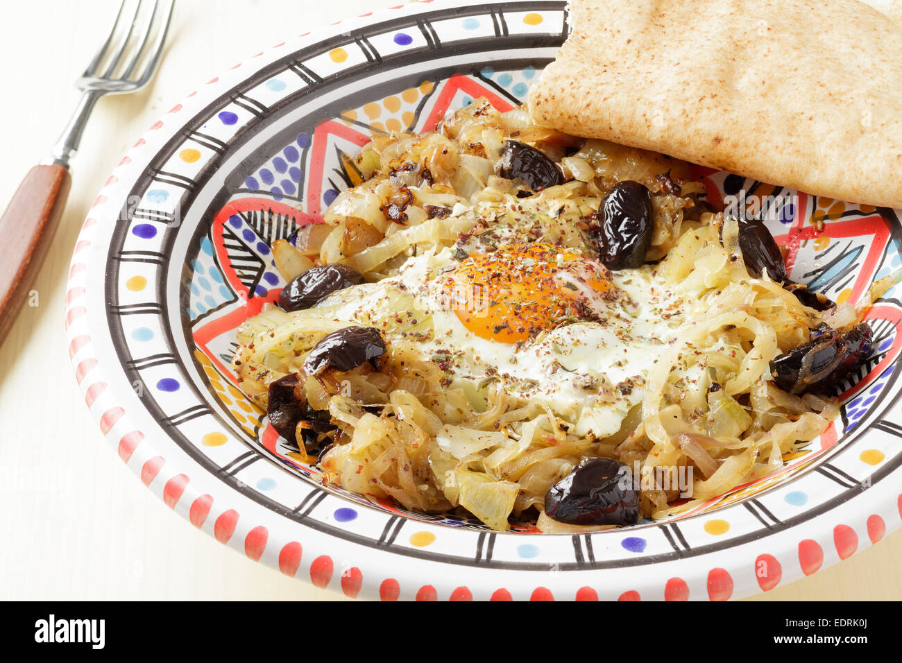 Piatto marocchino di cipolle, aglio, peperoncino, olive nere, l'uovo e Za'atar Foto Stock