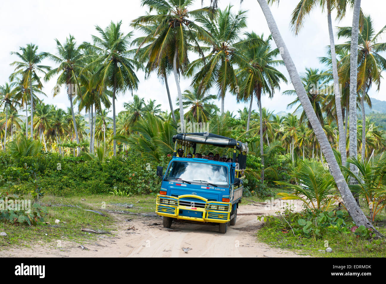 Dominikanische Republik, Halbinsel Samana, Los Galeras, Touristenbus auf der Fahrt zum Playa Rincon Foto Stock