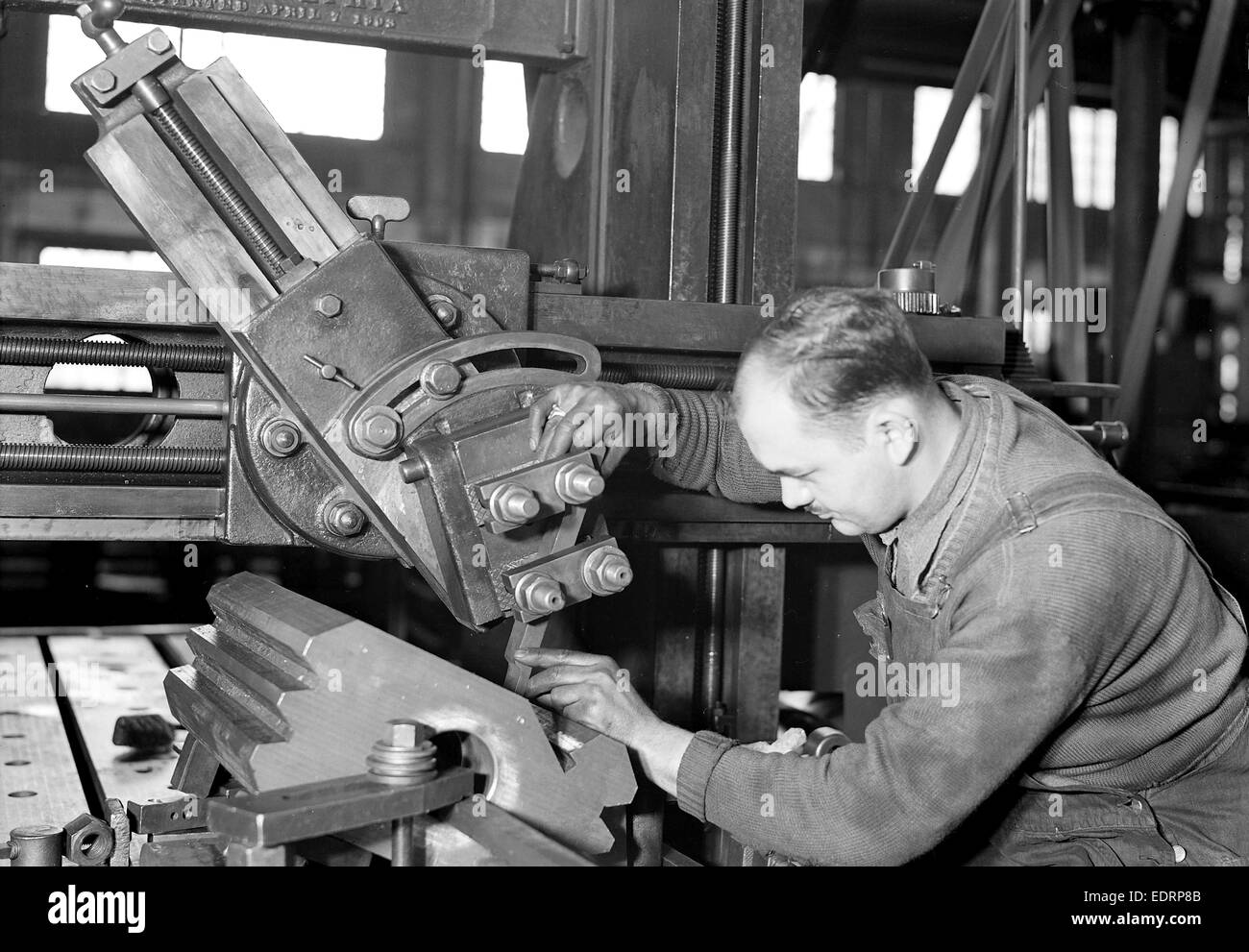 Eddystone, Pennsylvania - Ferrovia parti. Locomotiva Baldwin opere. Utensile-builder boccola per un motore mandrino del tornio, Marzo 1937 Foto Stock