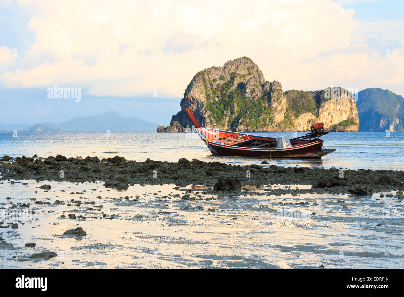 Barca nativo sulla spiaggia e isola in serata a Trang ,Thailandia Foto Stock
