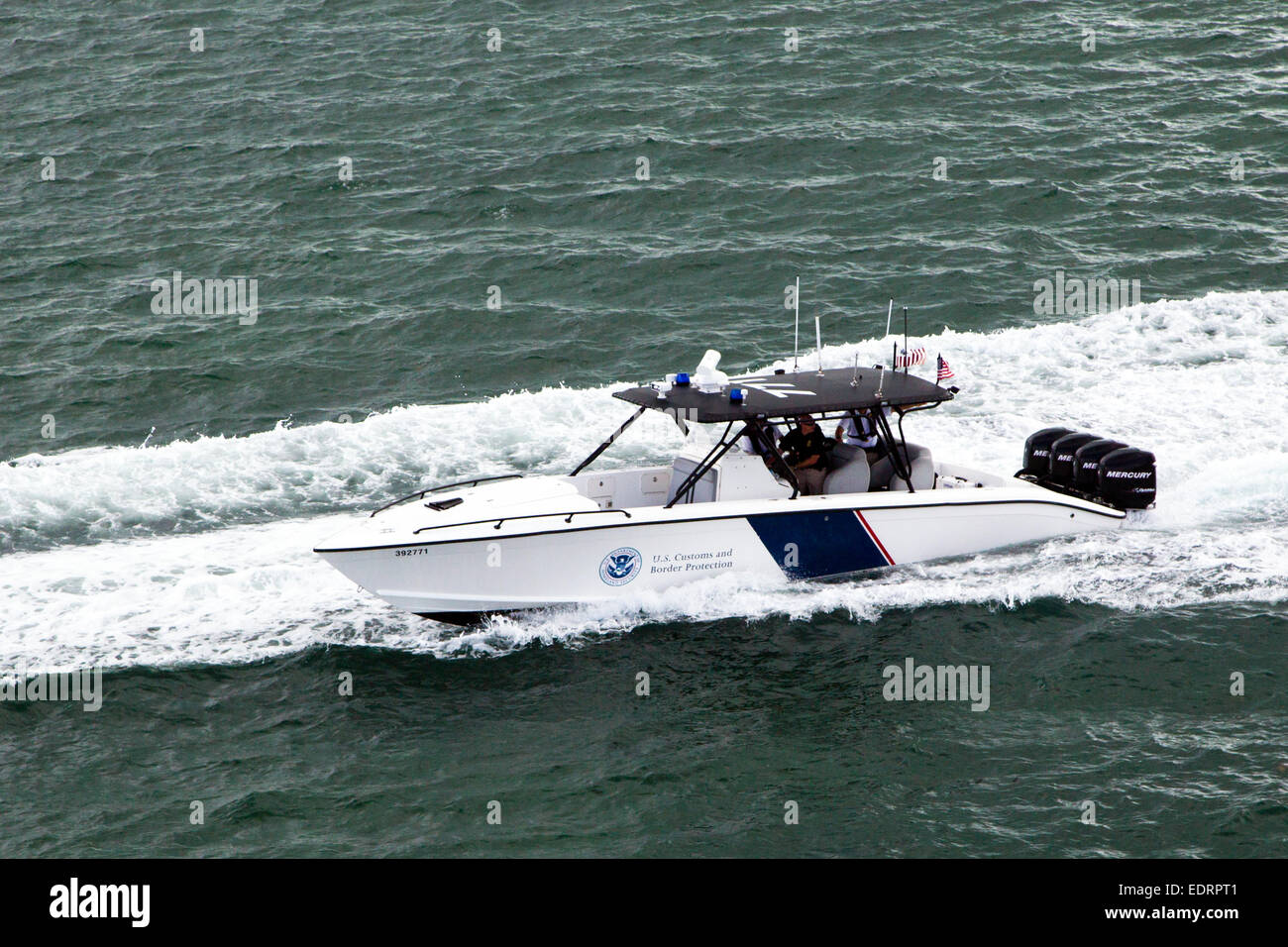 US Customs and Border Protection Marine unità operativa un 1200HP 39' Midnight Express Barca, "la più potente applicazione della legge sulla nave l'acqua oggi" capace di una velocità massima di 60 nodi al largo delle coste della Florida Keys. Vedere la descrizione per maggiori informazioni. Foto Stock