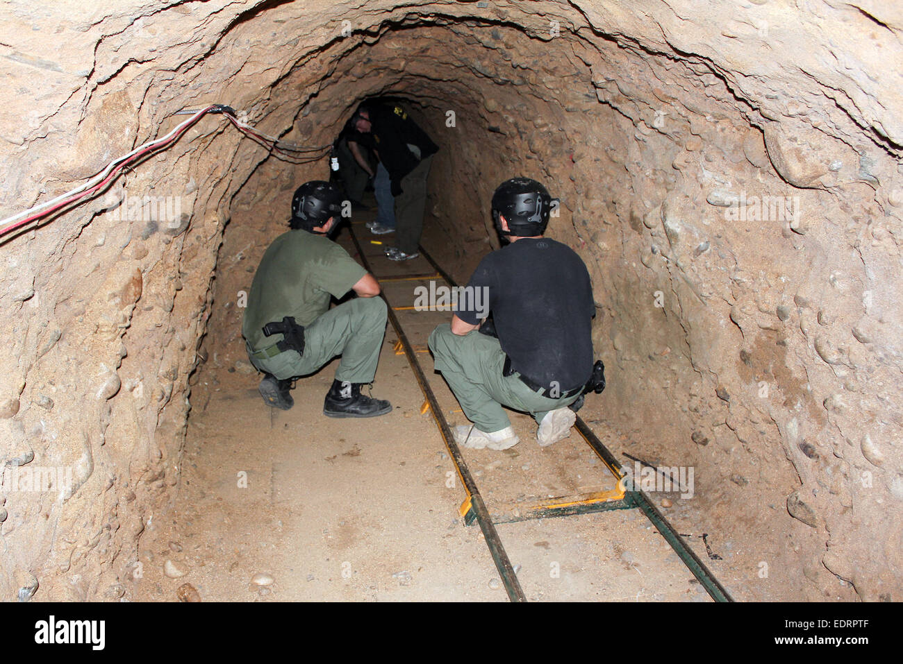 San Diego Tunnel Task Force explorer un sofisticato 560 metro lungo tunnel usato per il contrabbando di droga lungo gli Stati Uniti e il Messico di attraversamento di confine da Tijuana in Otay Mesa. Vedere la descrizione per maggiori informazioni. Foto Stock