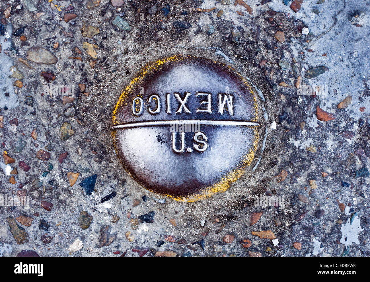 Stati Uniti e Messico marcatore di confine in strada al San Ysidro, San Diego crossing. Applicazione della legge le agenzie hanno trovato numerose gallerie lungo il boarder utilizzati per il traffico di droga. Vedere la descrizione per ulteriori informazioni Foto Stock