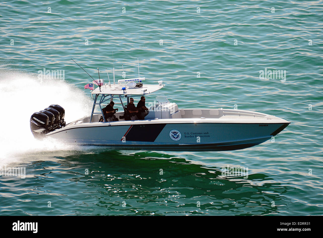 US Customs and Border Protection Marine unità operativa un 1200HP 39' Midnight Express Barca, "la più potente applicazione della legge sulla nave l'acqua oggi" capace di una velocità massima di 60 nodi al largo delle coste della Florida. Vedere la descrizione per maggiori informazioni. Foto Stock