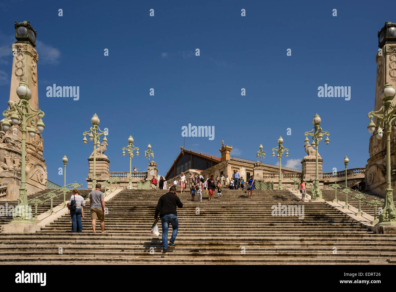 Le fasi che portano alla stazione di Gare de Marseille, stazione di Saint Charles, Marsiglia, Bouches du Rhone, PACA, Francia Foto Stock