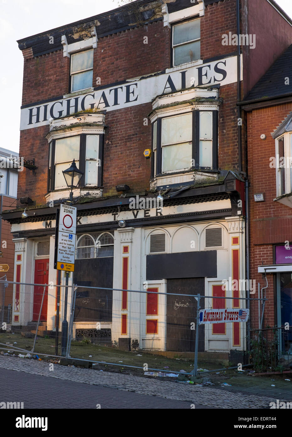 Un chiuso pub in Walsall Town Center, West Midlands, Inghilterra. Foto Stock