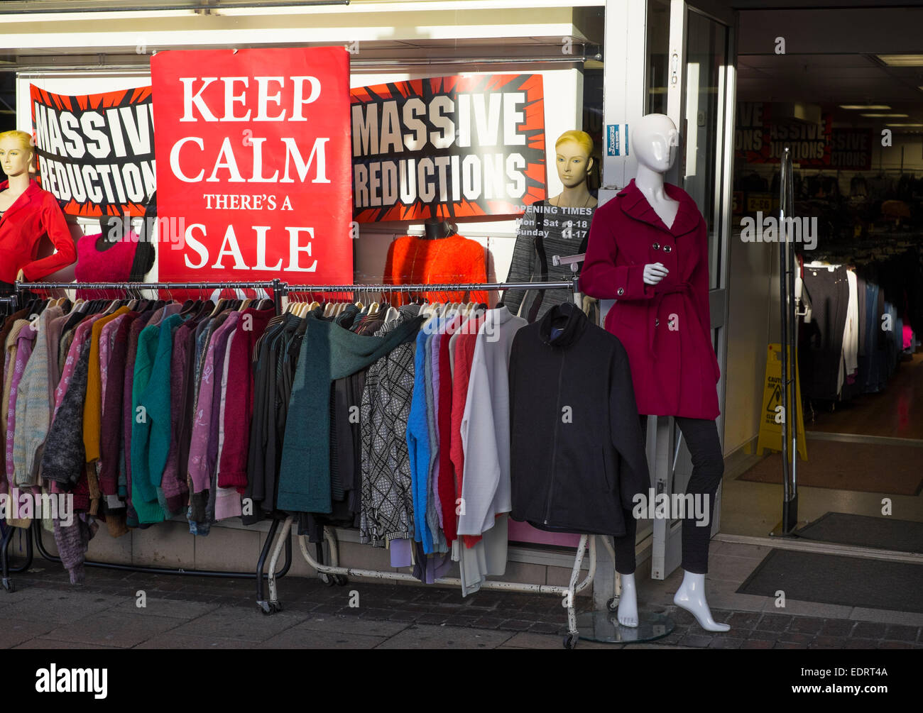 Segni di vendita al di fuori di un negozio di abbigliamento a Walsall, West Midlands, England, Regno Unito Foto Stock