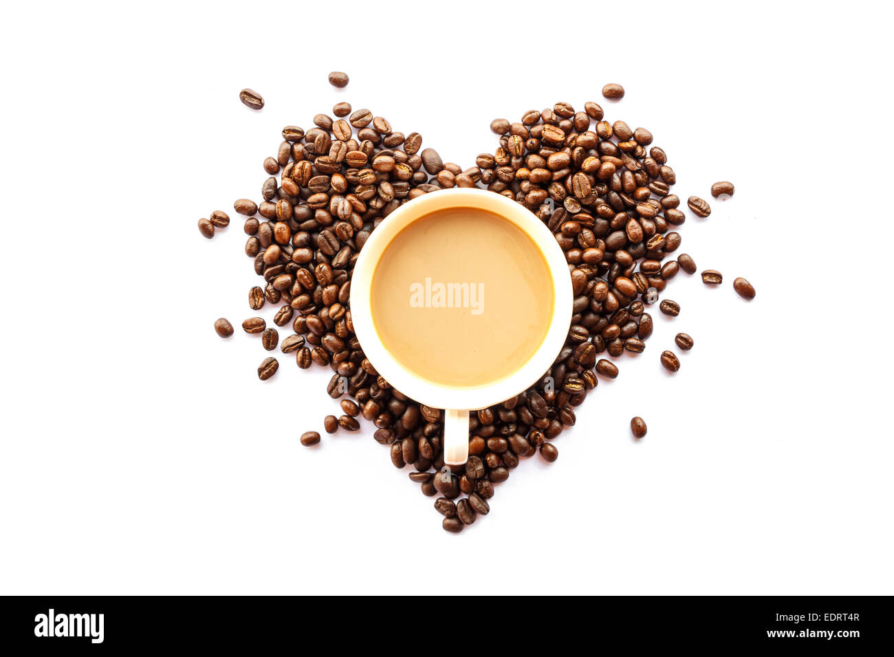 A forma di cuore di chicchi di caffè e la tazza su sfondo bianco(isolato) Foto Stock