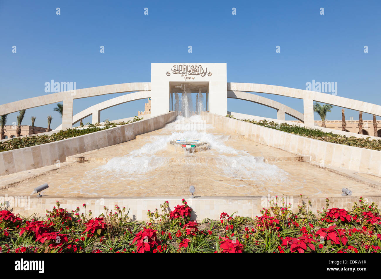 Monumento Islamico con una fontana al Seif Square in Kuwait City Foto Stock