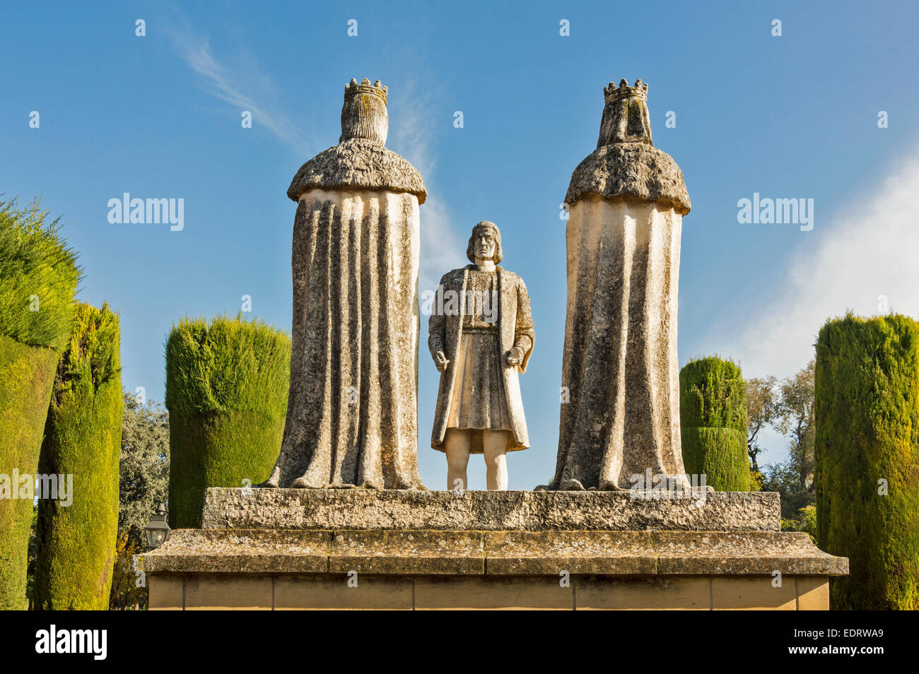 CORDOBA IL GIARDINO DI Alcazar dei Re Cristiani La statua di Cristoforo Colombo e I RE CATTOLICI Foto Stock