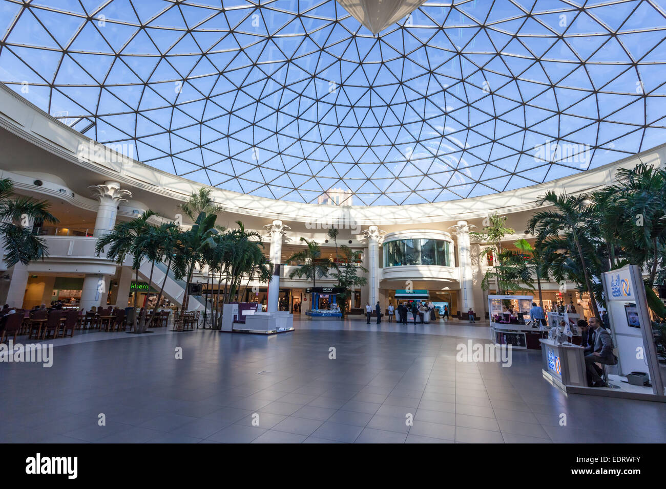 La cupola all'interno del Centro Commerciale Marina in Kuwait City Foto Stock
