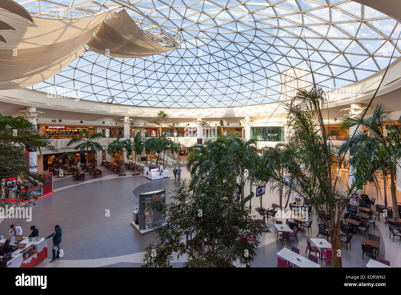La cupola all'interno del Centro Commerciale Marina in Kuwait City. Foto Stock