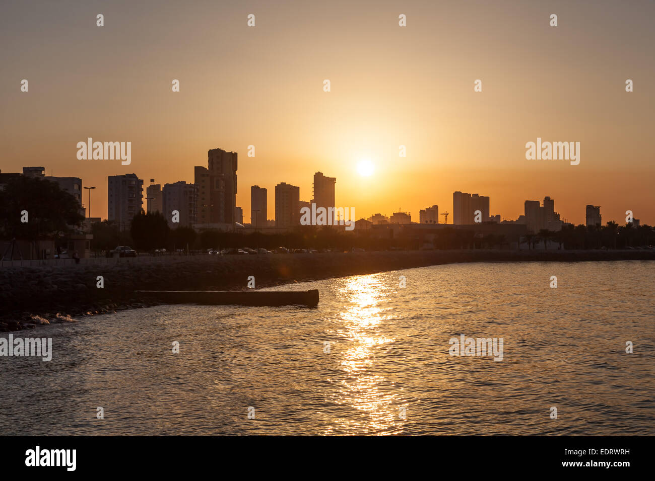 Kuwait City waterfront al tramonto. Medio Oriente Foto Stock