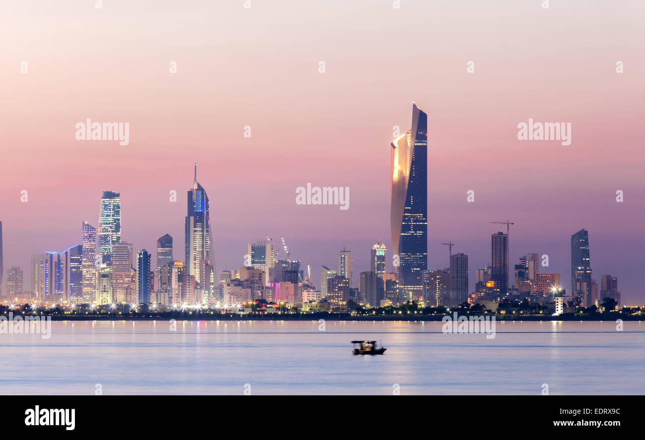Skyline di Kuwait City di notte Foto Stock