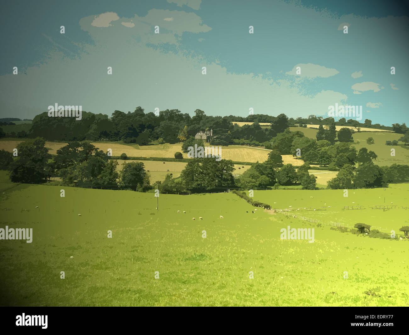 I terreni agricoli e il ruscello vicino a Ashbourne, guardando attraverso la piccola valle creato da Bentley Brook da un sentiero vicino a Ashbourne, Regno Unito Foto Stock