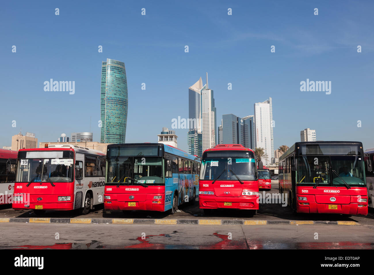 Gli autobus pubblici alla stazione degli autobus in Kuwait City Foto Stock