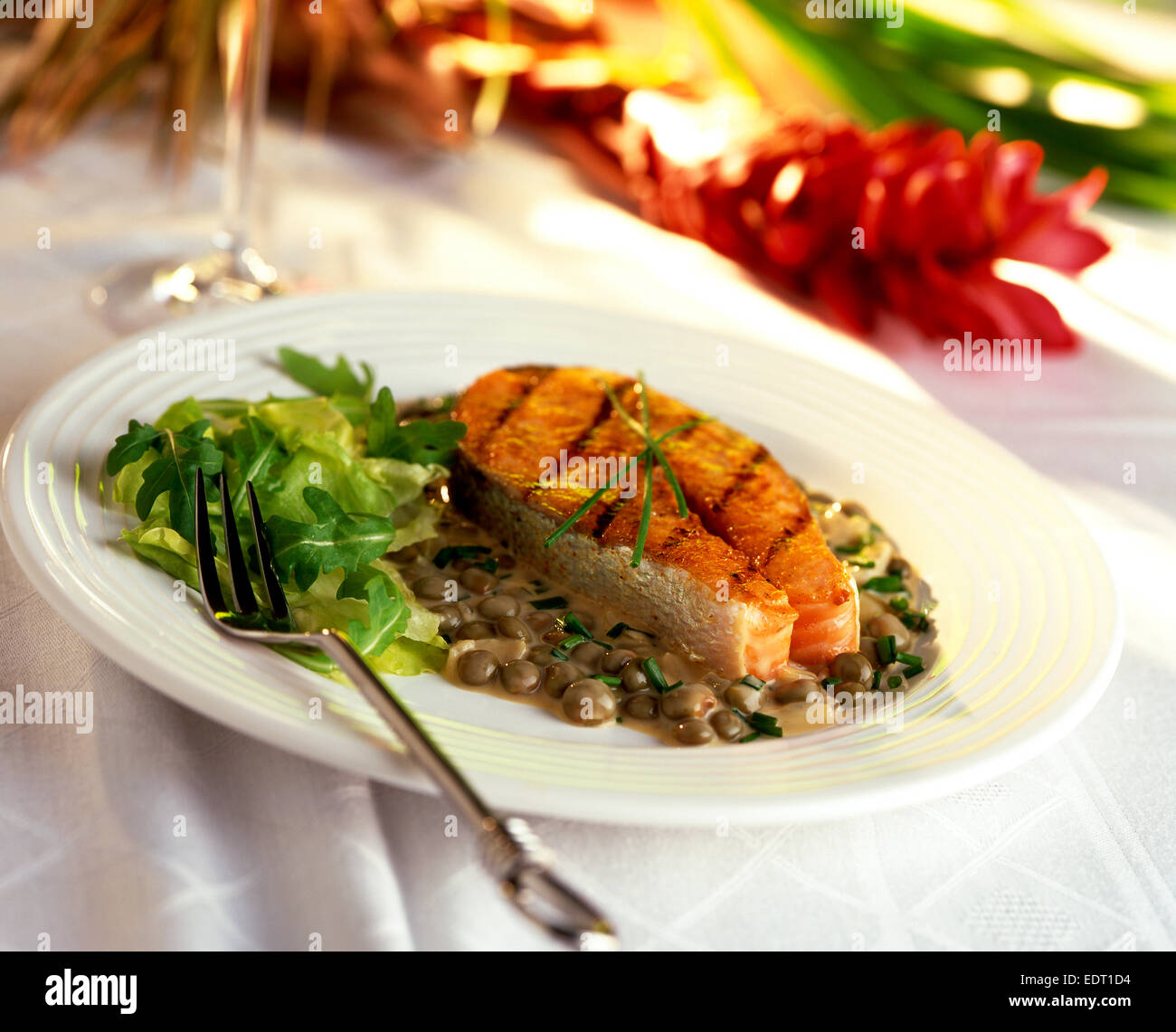 Bistecca di salmone con lenticchie Foto Stock