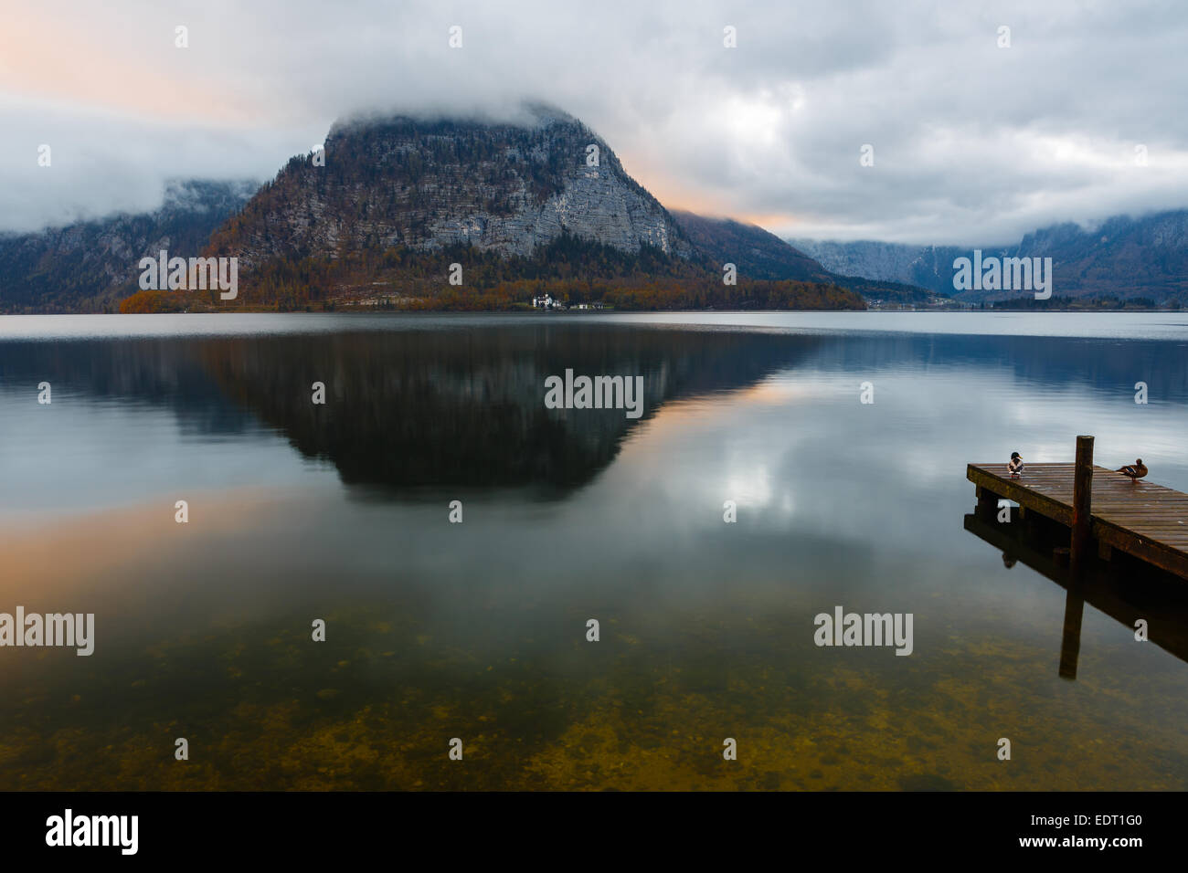 Mattina sul lago con le rocce coperte con le nuvole su uno sfondo Foto Stock