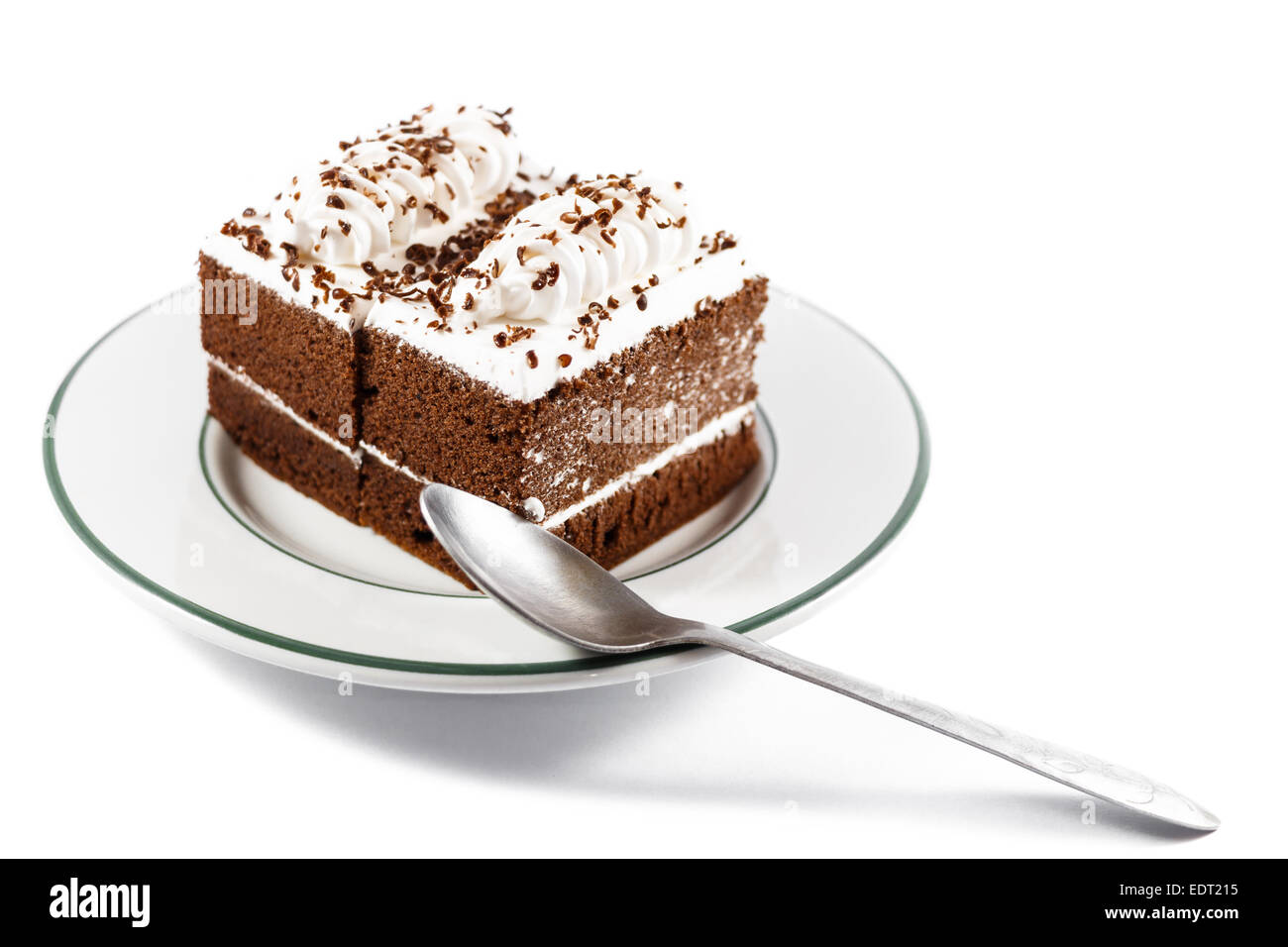 Torte al cioccolato con crema di colore bianco sulla parte superiore e cucchiaio su piastra su sfondo bianco(isolato) Foto Stock
