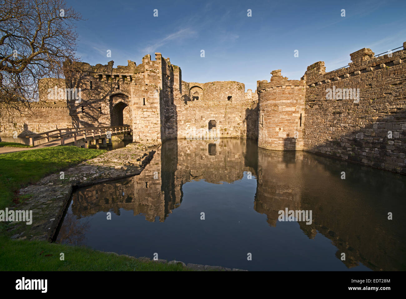 Beaumaris Castle Anglesey North Wales UK fossato acqua di riflessione Foto Stock