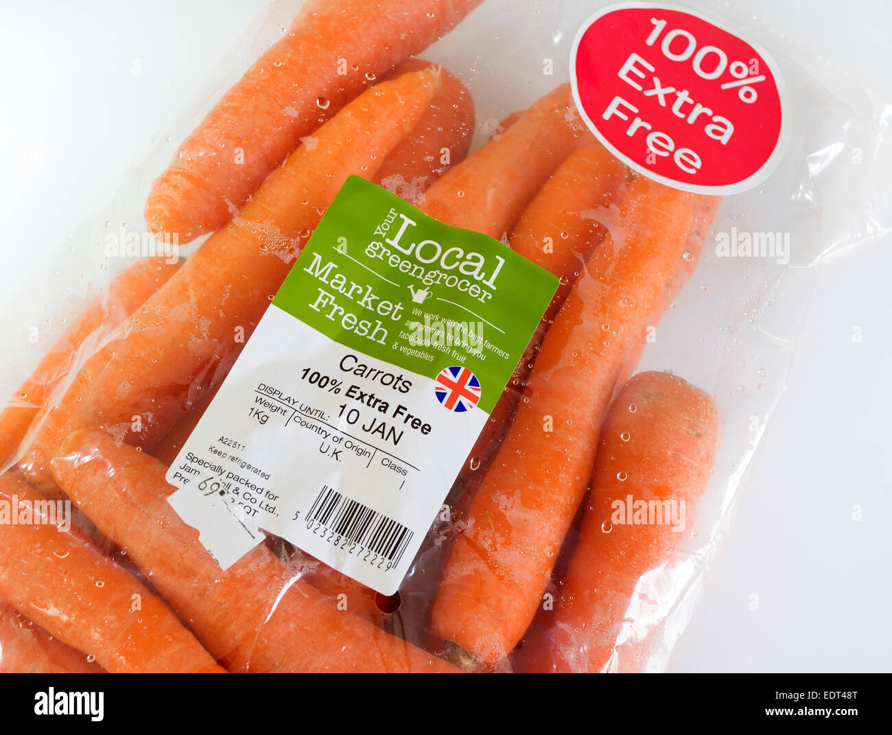 Esempio di danneggiamento ambientale e un uso non necessario di un sacchetto di plastica per vendere le carote da una grande catena di supermercati. Foto Stock