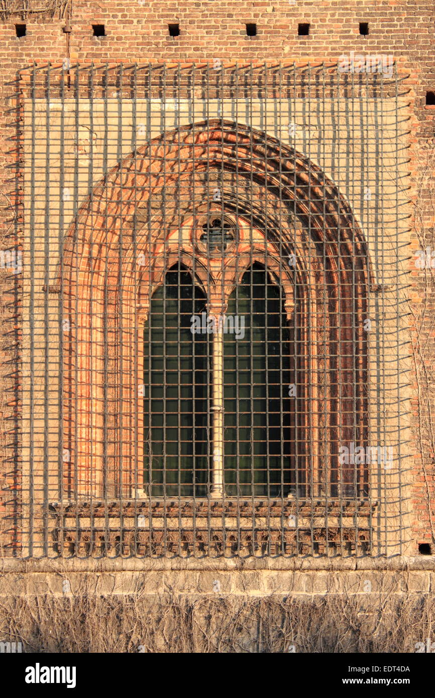 Finestra medievale con grata al Castello Sforzesco di Milano, Italia Foto Stock