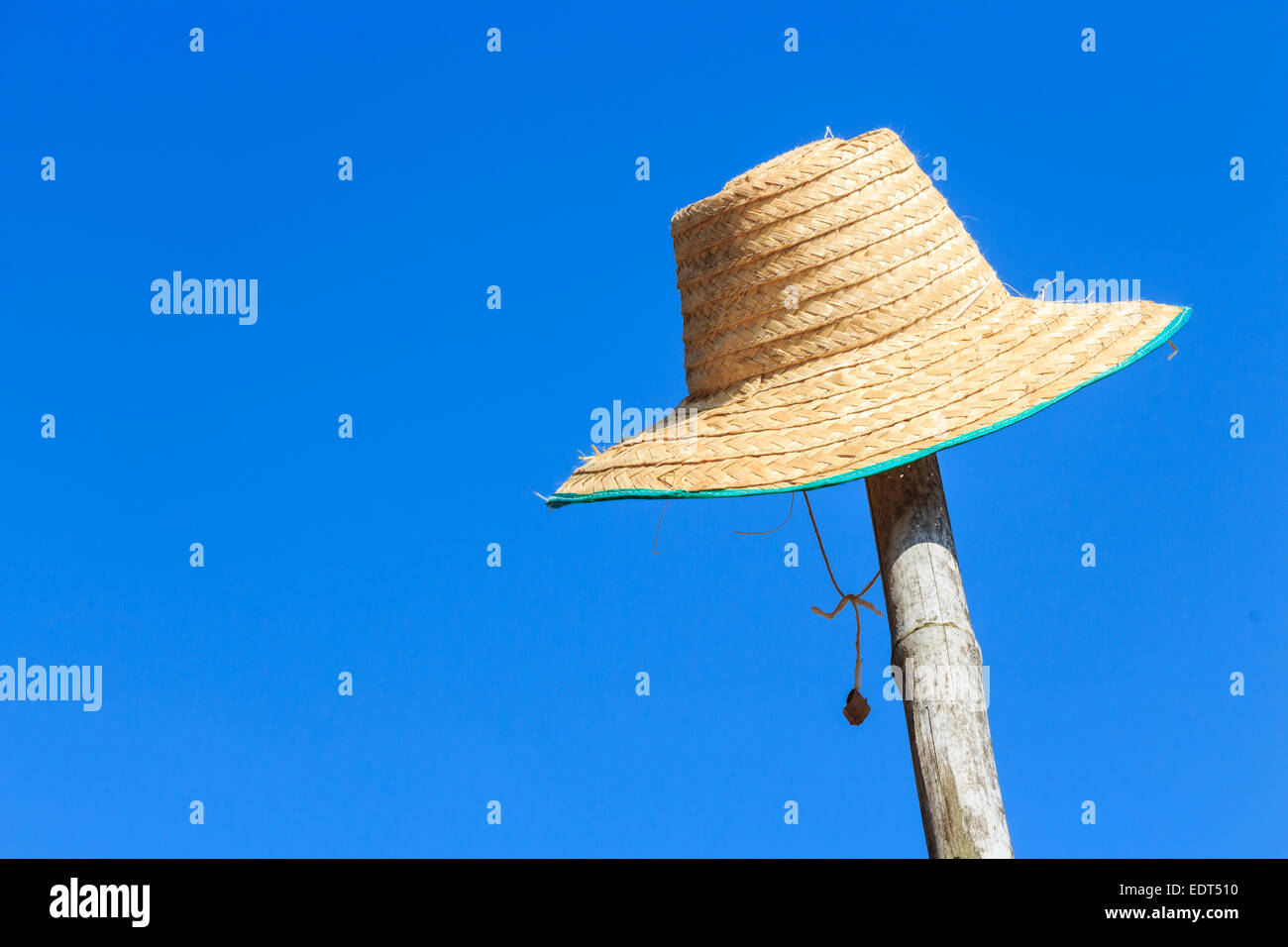 Coltivatore hat è stato impiccato il bambù e il cielo blu nelle zone rurali ,Thailandia Foto Stock