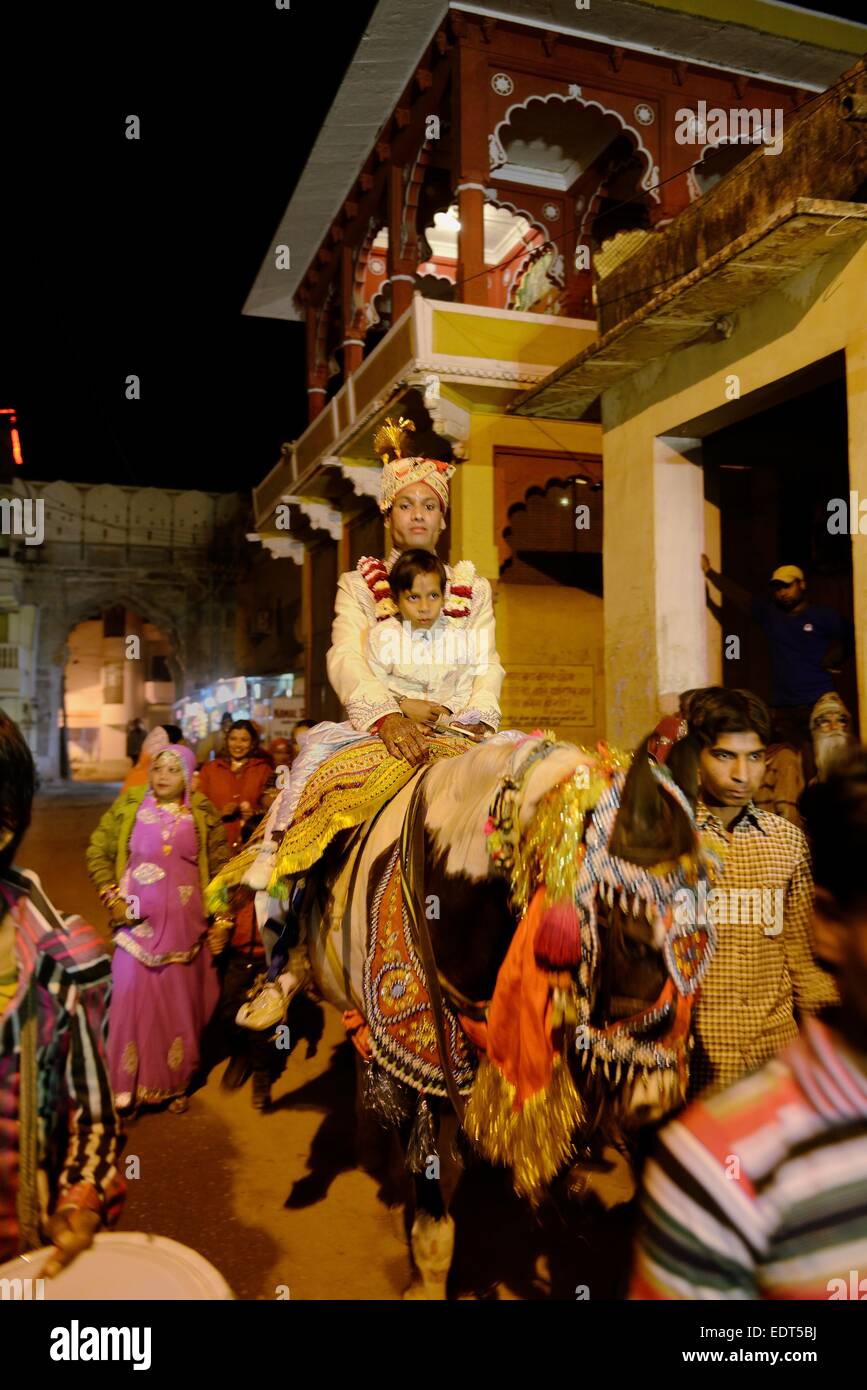 India Rajasthan, Bundi, regione di Mewar, cerimonia di nozze, al marito la processione a cavallo per unirsi a sua moglie Foto Stock