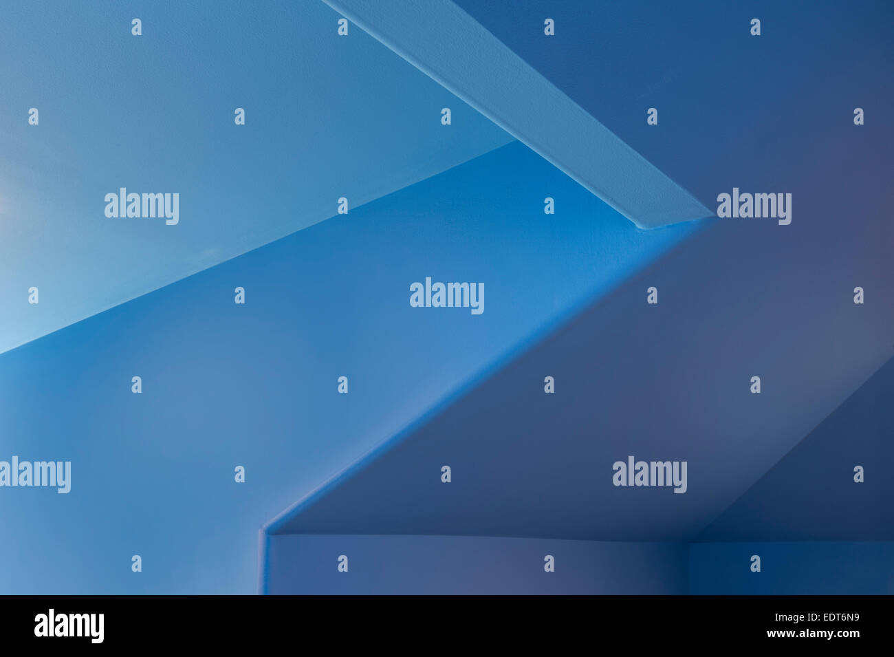 Pareti blu e gli angoli del soffitto Foto Stock