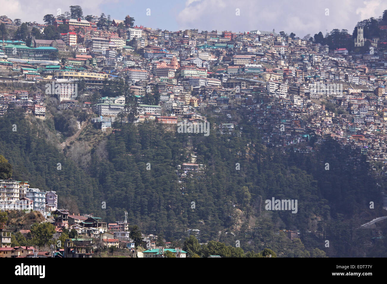 Un popoloso colline di Shimla in India del nord ai piedi dell'Himalaya Foto Stock