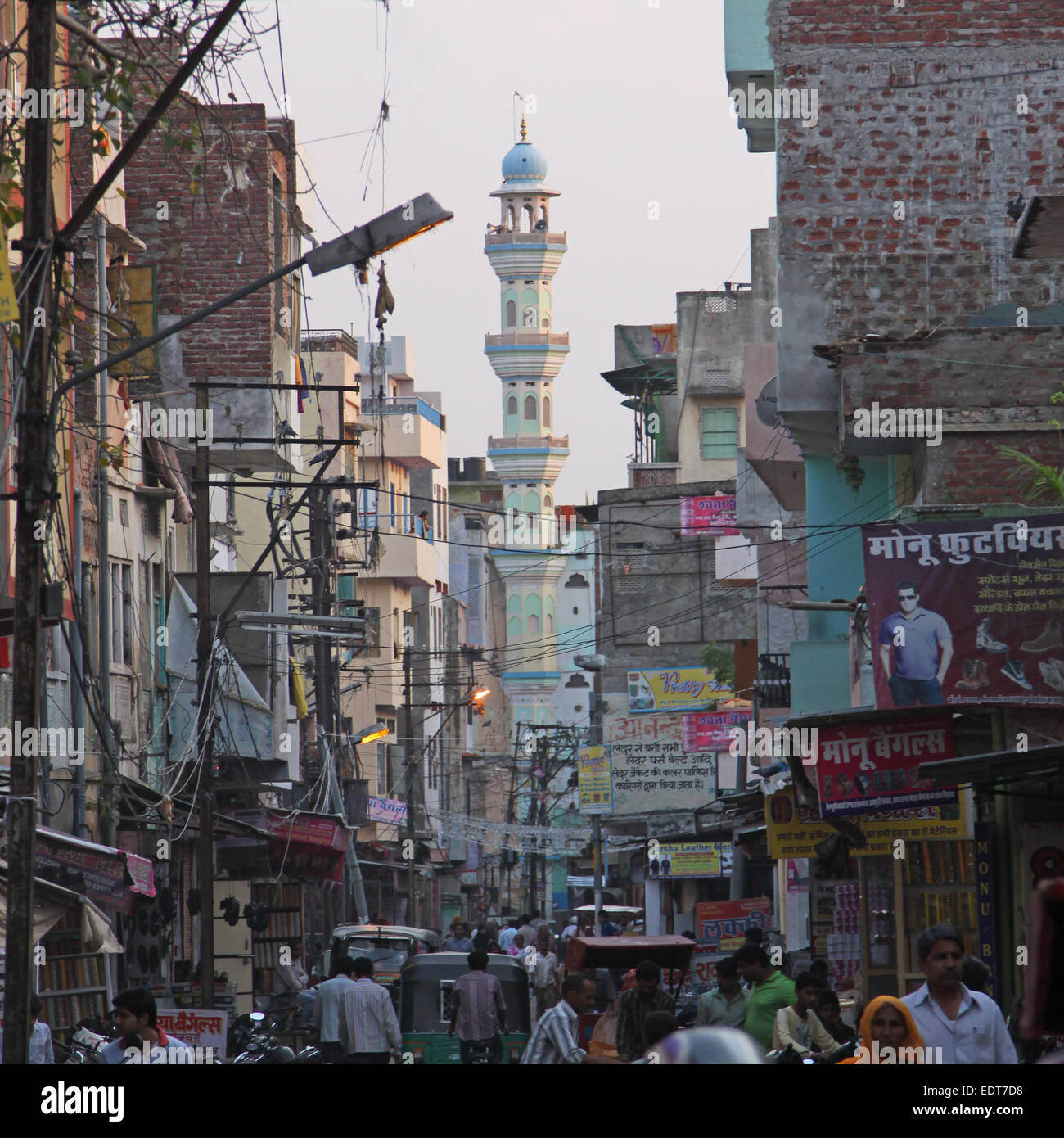 Scena di strada nel cuore della città indiana di Jaipur con minareto in background Foto Stock