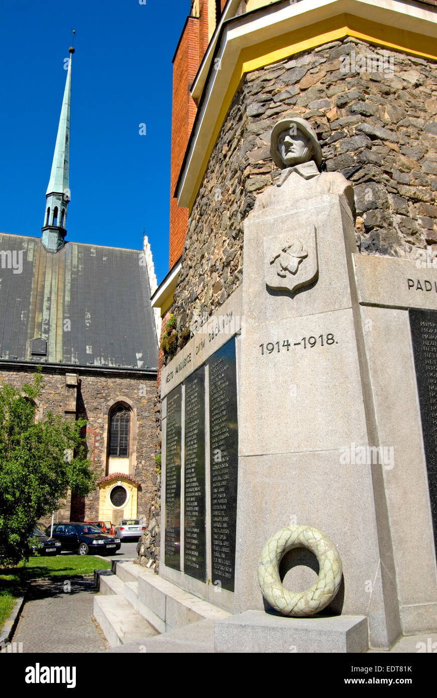 Pardubice, Boemia orientale, Repubblica Ceca. WWI War Memorial e St Bartholemew la chiesa Foto Stock