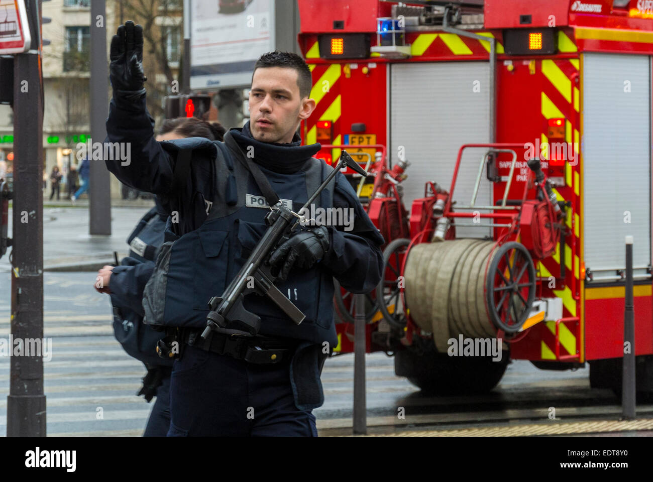 Parigi, Francia. Scena di strada, dopo la sparatoria terroristica antisemitista, in un supermercato kosher locale. Polizia di Parigi armata, con fucile, settore di sicurezza, segno con la mano Foto Stock