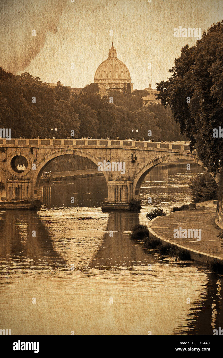 Retrò e in stile vintage vista del Tevere, il fiume di Roma, e si tratta di ponti con San Pietro in background. Grunge textu Foto Stock