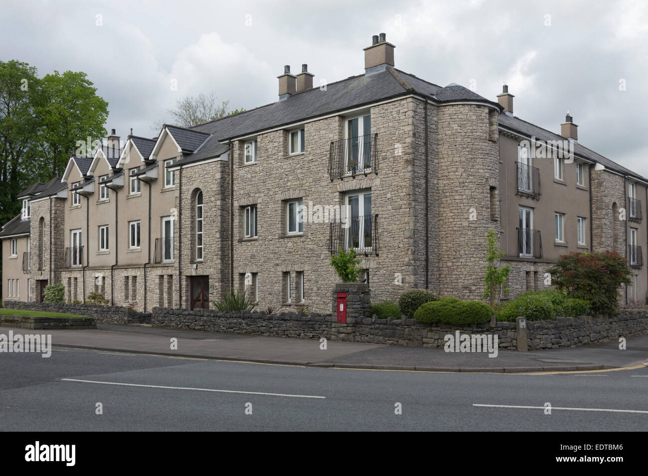 Tessitori in corte, Kendal Cumbria. Un blocco di 20 appositamente costruito, appartamenti sulla strada Aynam a Kendal. Foto Stock