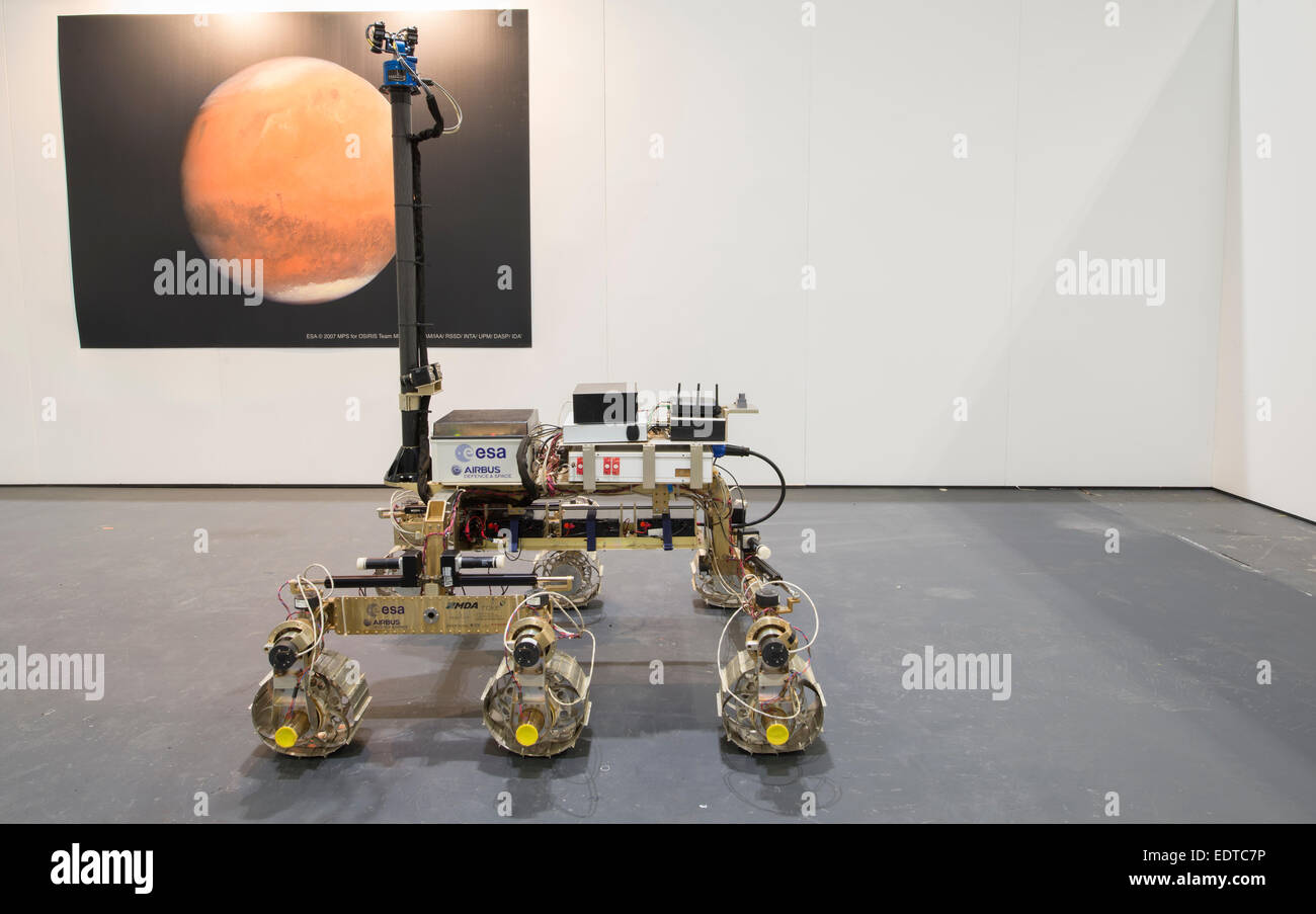 Excel, Docklands di Londra, Regno Unito. 9 gennaio, 2015. James può della camera di sanguinosi mentale al London Classic Car Show con una Mars Rover. Credito: Malcolm Park editoriale/Alamy Live News Foto Stock