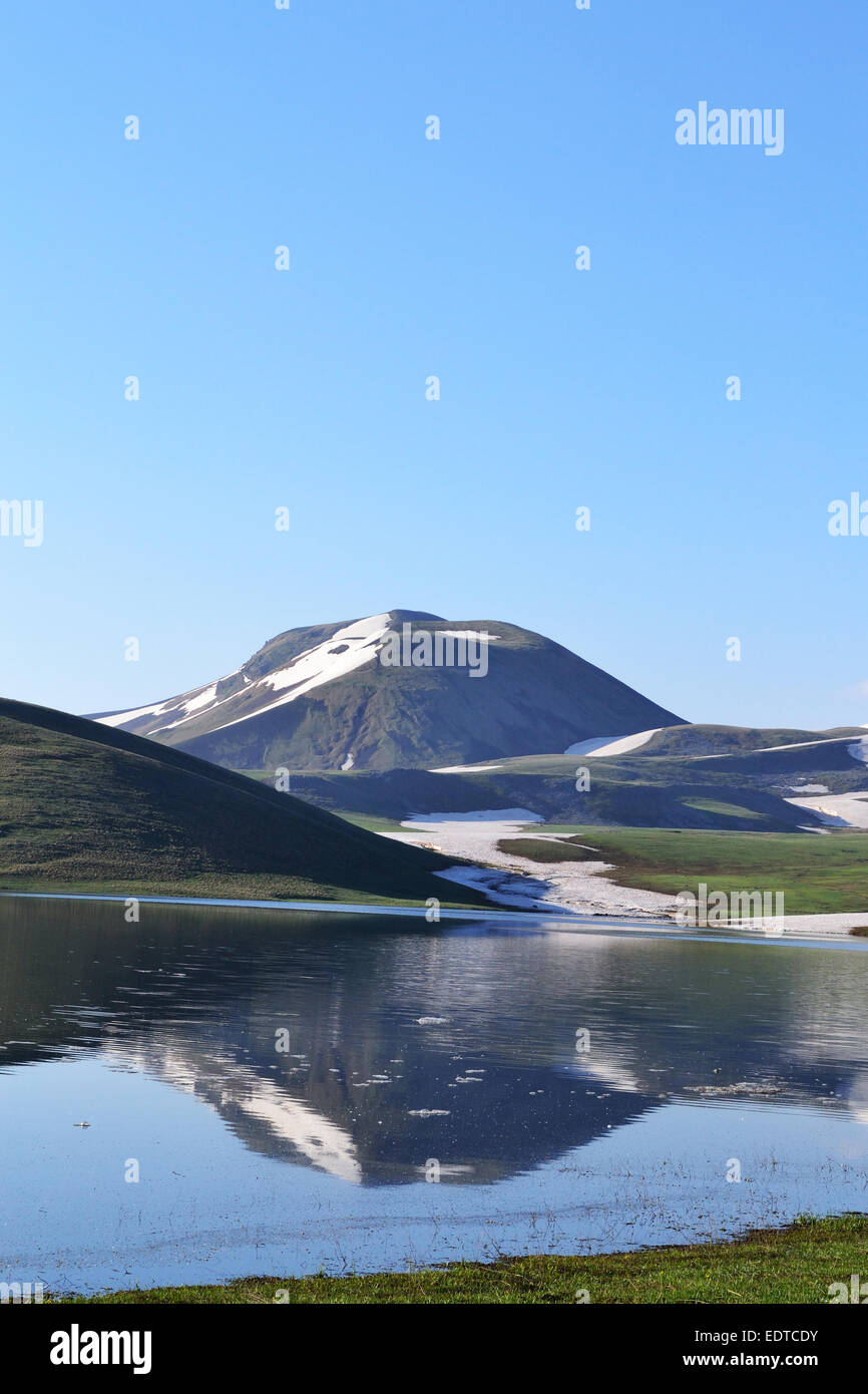 La montagna e la riflessione in un lago Foto Stock